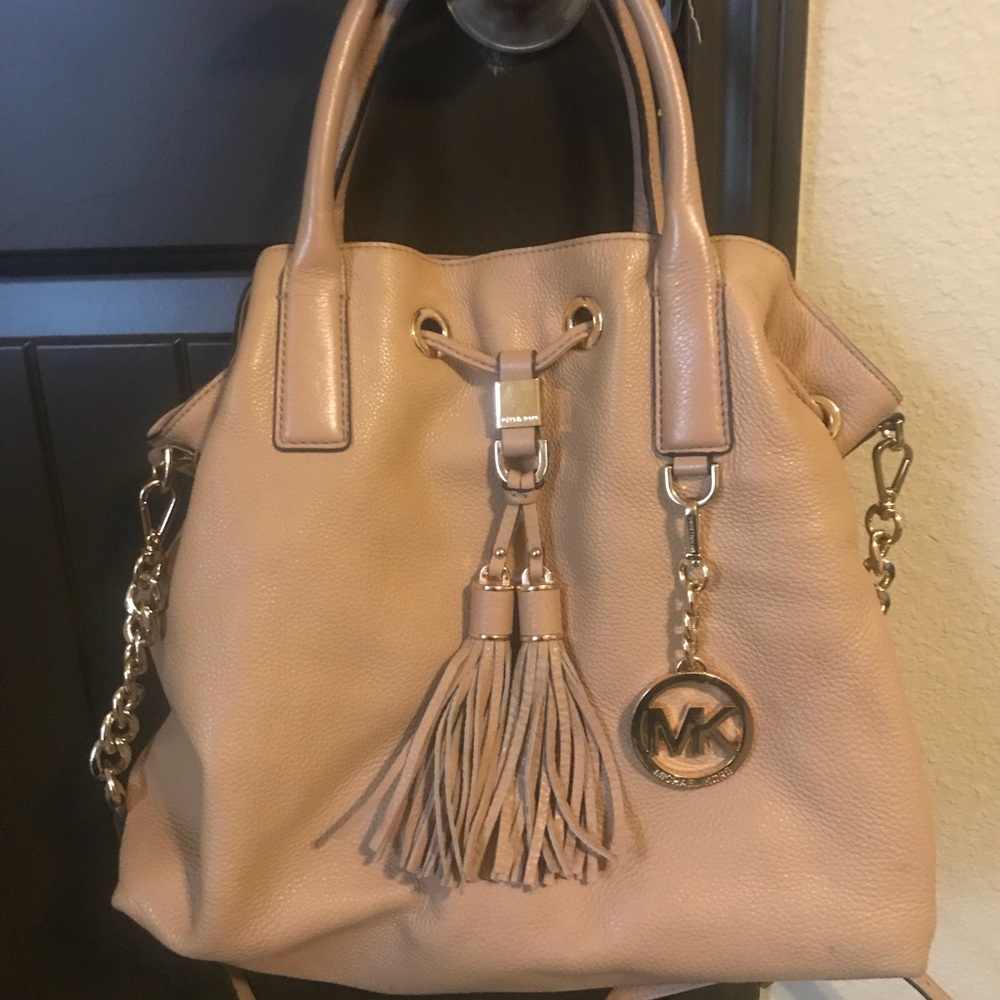 Like new Michael Kors purse. Smoke and pet free home
